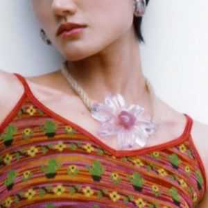 Large resin daisy necklace